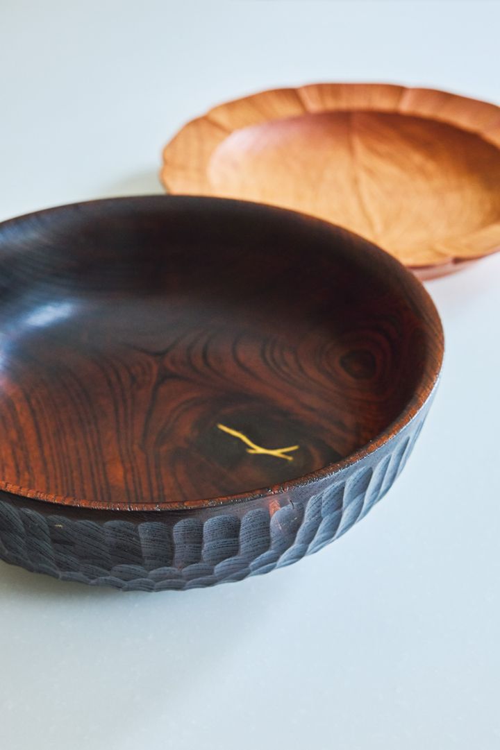 手前、臼杵春芳（うすきはるよし）さんの盛り鉢は料理教室の先生に勧められて手に入れたもの。「漆がふいてあるので、汚れを気にせず使えます。割れ目にあしらった金継ぎもいいなと思って」。奥の器は数年前に「暮らしのうつわ花田」で購入した作家物。