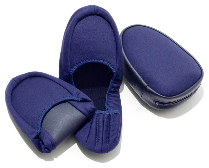 かかと付きで歩きやすくて持ち運びもラク。携帯用スリッパ3300円（ハッピークローバー）