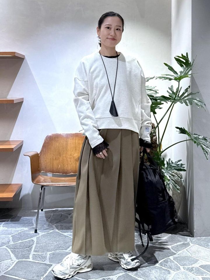 白のスウェットでフレッシュな印象に 出典：WEAR