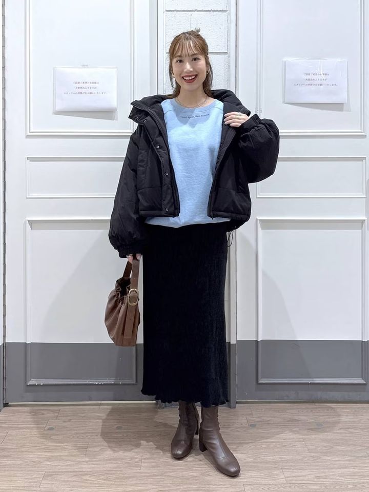 春らしさを感じられるきれい色スウェットをインナーに 出典：WEAR