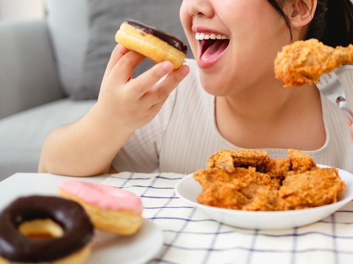 【精神科医が解説】食欲が抑えられず、食べ始めると止まらなくなる……。過食は、うつ病や過食症、薬の副作用が原因の可能性もあります。過食の頻度や行動の特徴から注意すべきサインを整理し、精神科・心療内科で相談すべき目安や対処の考え方を解説します。（※画像：Shutterstock.com）