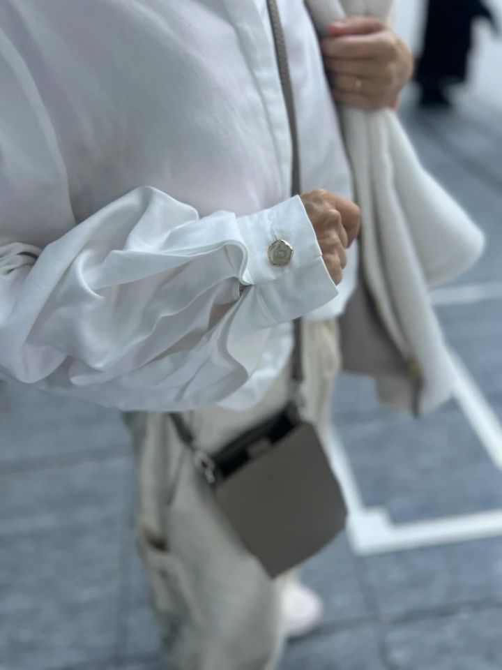 「トップスは、イギリス発のサステナブルファッションブランド「MOTHER OF PEARL」のもの。縫製までサステナブルを実現しているのはもちろん、シンプルながらもディテールにこだわり、たっぷりとギャザーをきかせた袖に惚れ込んで購入しました。綺麗めだけでなくカジュアルなスタイルにも着回せます」