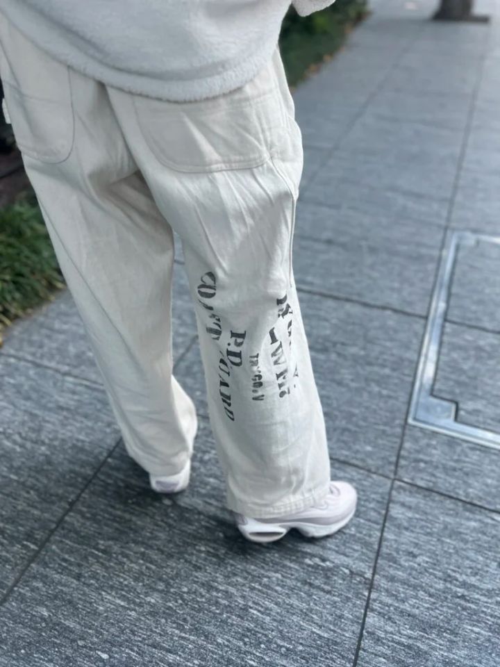 「この白のワークパンツは、前後にヴィンテージライクなステンシルプリントが入っているところに一目惚れ。コットン100％で環境にも配慮した素材を使用しているところもお気に入りのポイントです」