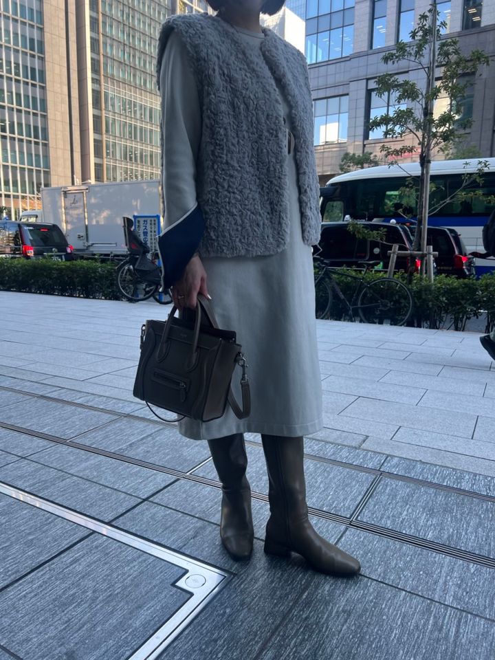 「セリーヌのラゲージバッグは廃盤になると聞き、かけこみ購入したもの。サイズ感もちょうどよく、デイリーはもちろん、旅行でも重宝しています♡ブーツは、バッグの色やワンピースの丈ともバランスピッタリだったのでチョイスしました」