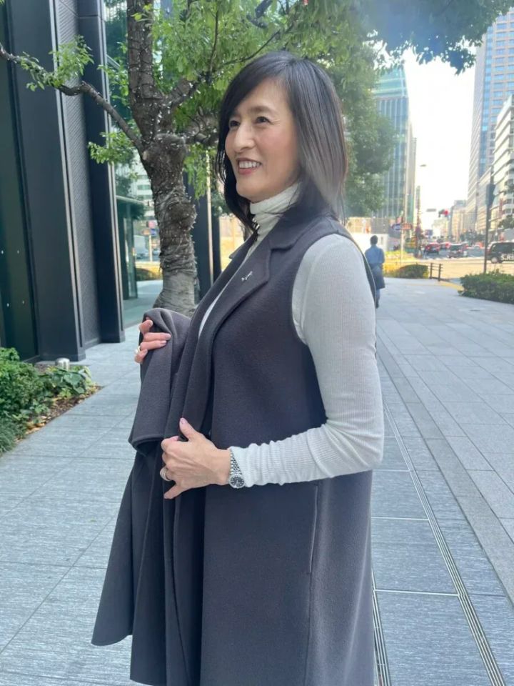 「ジレとコートは同じシリーズのアウターで、レイヤードして着ることができます。ジレはシルエットが綺麗なので羽織るだけでサマになり、腕が動かしやすいので室内でもちょうどいい感覚で着ることができます」