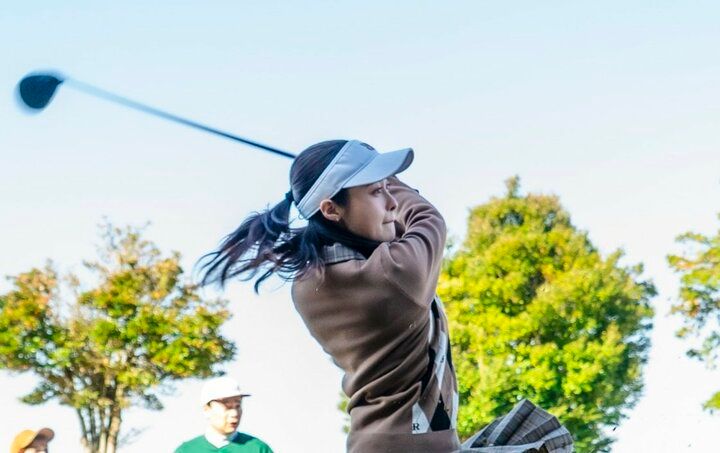 【写真・画像】「きれい…」橋本環奈、スカートひらりの超美スイング！豪快1Ｗショットにプロ絶賛 1枚目