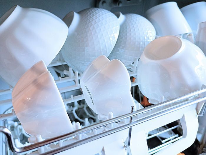 食洗器で乾燥させたのに水滴が残る…どうして？『素材別』に乾きやすさを検証してみた！