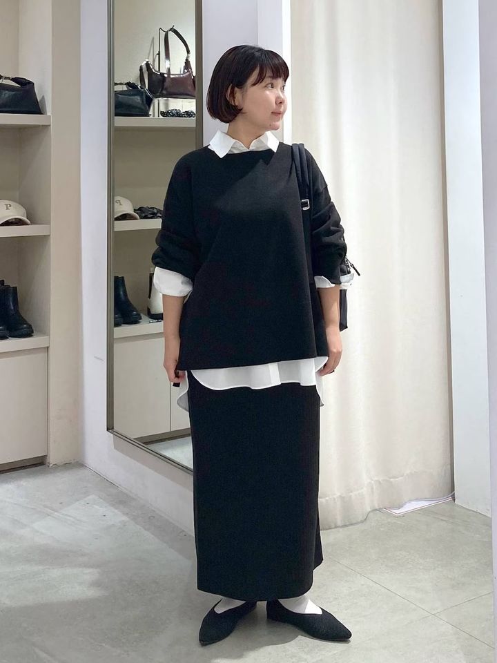 ニット素材のナロースカートをセットアップで