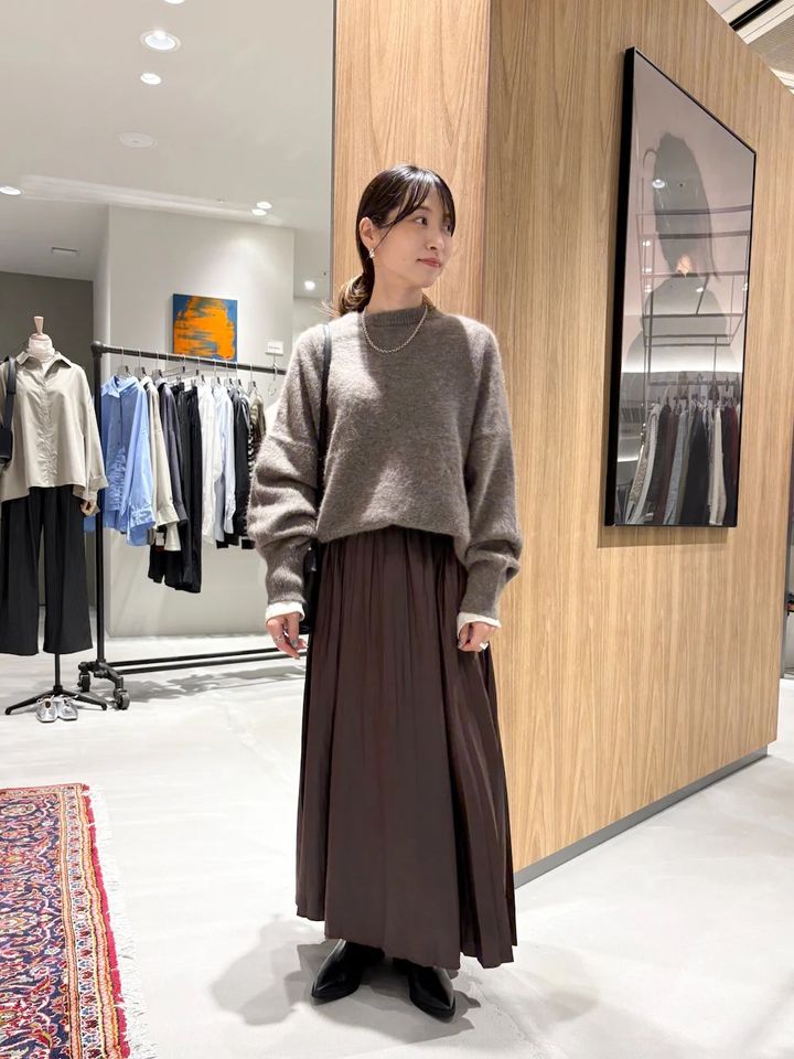 レザー見えする風合いのブラウンスカート