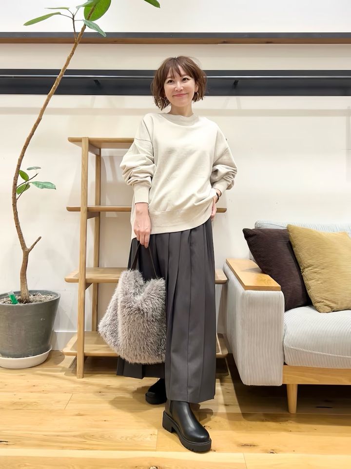 プリーツスカートで上品な今っぽさを