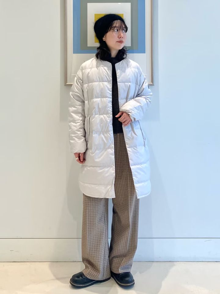 冬の景色に映える白系アウターで軽やかに