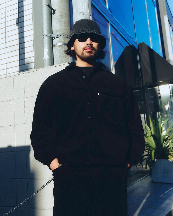 【スナップ】オールブラックコーデの足元にはサロモンが映えるという“今っぽさ”