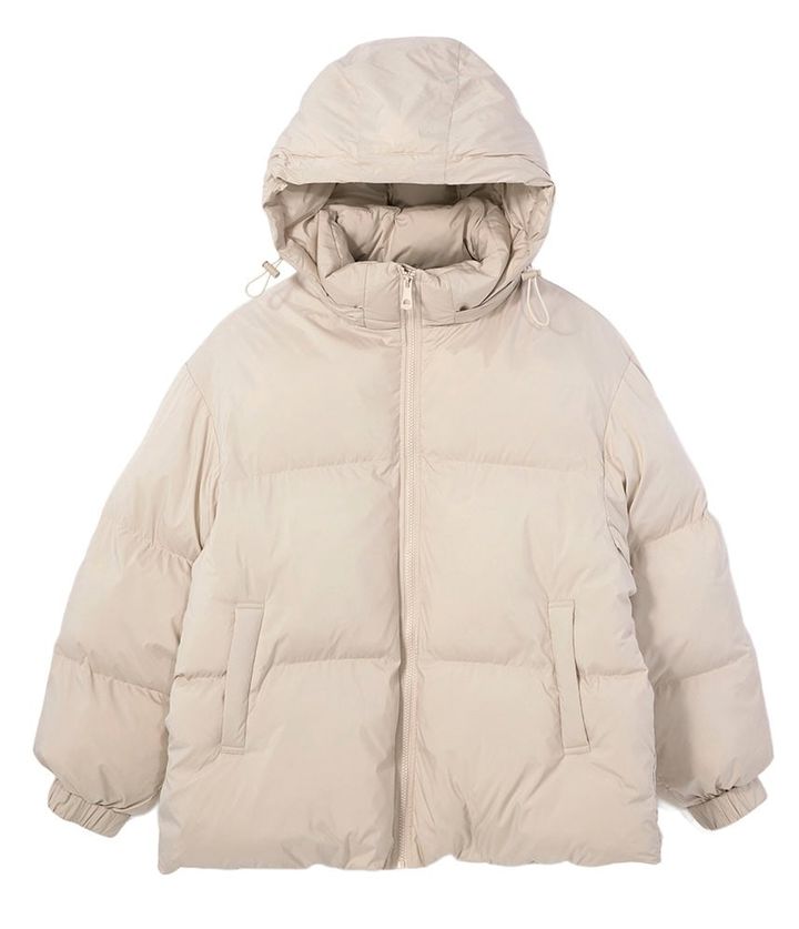 愛らしい立体感を生むSLYのパファーダウンジャケットは、大人ムードなロングドレスと好相性