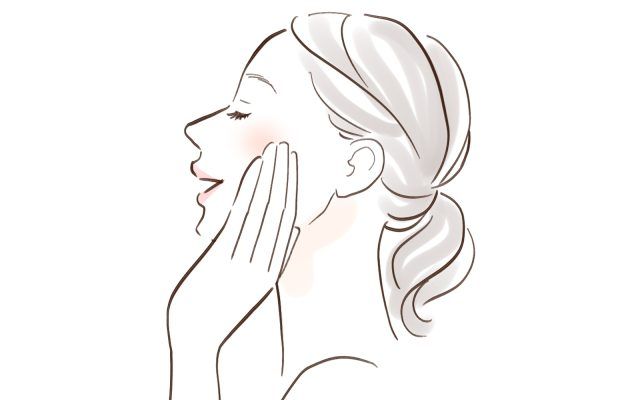 頬に手を添える女性の横顔