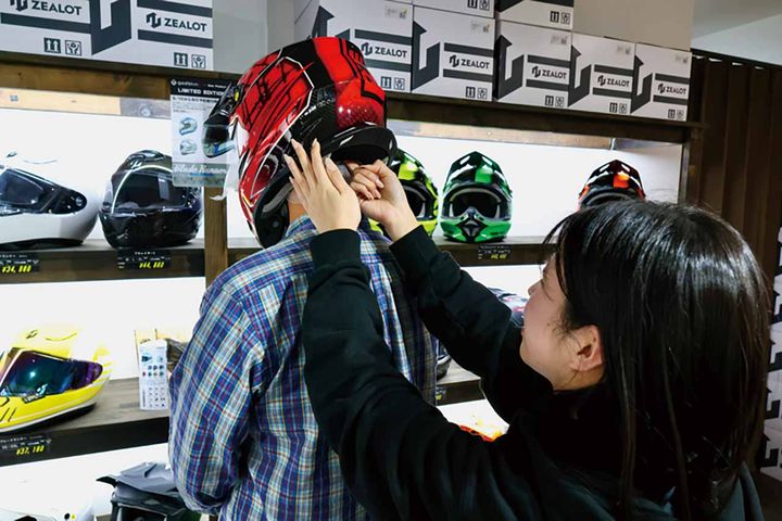 ”圧倒的に軽い”だけじゃない！ ジャストフィッティングで快適性と安全性を確保