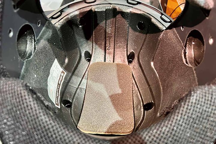 ”圧倒的に軽い”だけじゃない！ ジャストフィッティングで快適性と安全性を確保