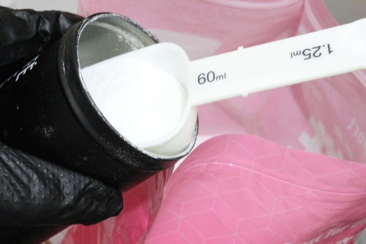 ダイソーのメジャーカップ＆スプーン（4本組）で粉末を移す