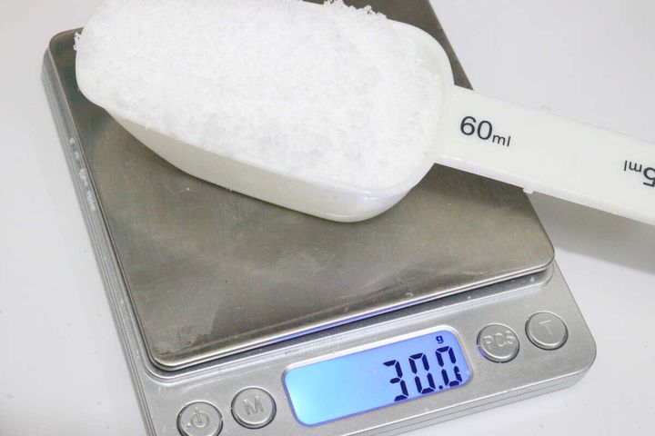 ダイソーのメジャーカップ＆スプーン（4本組）で調味料を計量する