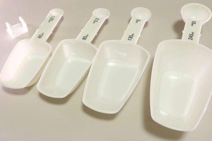 ダイソーのメジャーカップ＆スプーン（4本組）のビジュアル