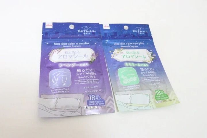 ダイソー 枕に貼るアロマシール（ラベンダー、18枚） 枕に貼るアロマシール（カモミール、18枚） パッケージ