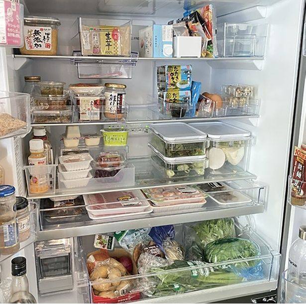 お腹すいたな…というときにもう野菜か豆腐を食べるしかない（？）冷蔵庫 （C）にーよん／KADOKAWA