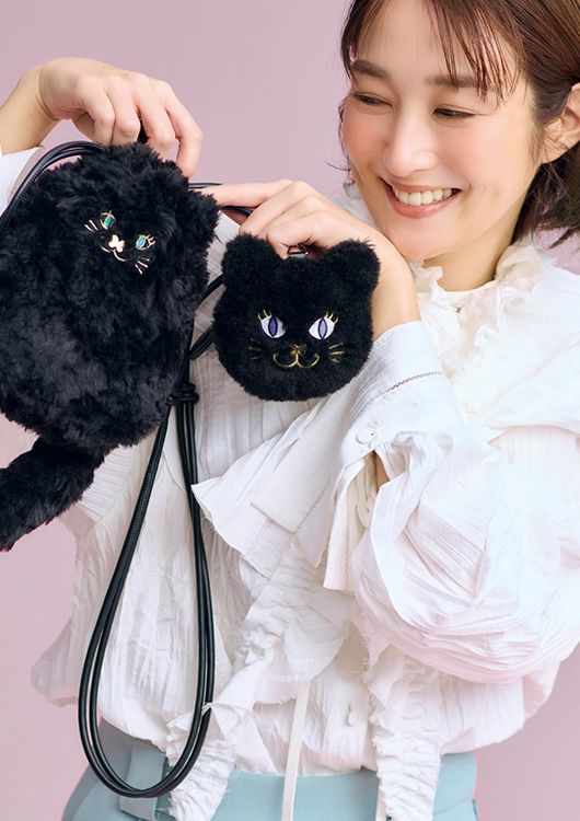 黒猫のモチーフを持った高梨臨さん