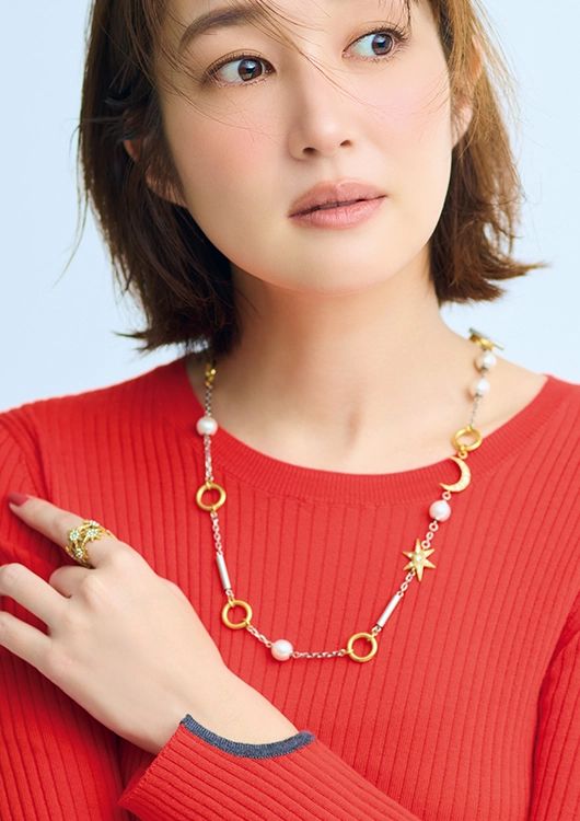 月のネックレスをつけた高梨臨さん