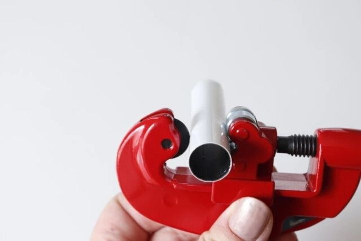 ダイソーのパイプカッターは簡単にカットできる