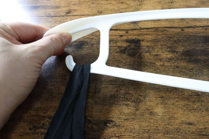 ダイソーの連結できるアーチ型ワイドハンガー（2本、ゴムフックタイプ）にタンクトップを引っ掛ける