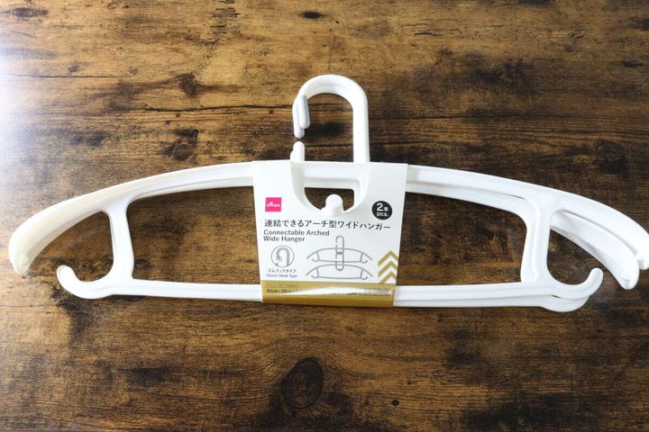 ダイソーの連結できるアーチ型ワイドハンガー（2本、ゴムフックタイプ）のパッケージ