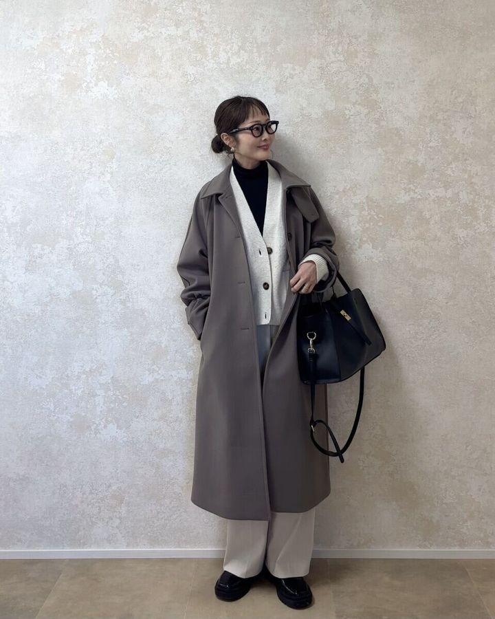 GUコージーメルトンバルマカーンコートとアイボリーレイヤードコーデ