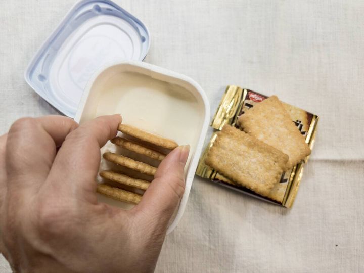 ヨーグルトにココナッツサブレを並べて刺していく