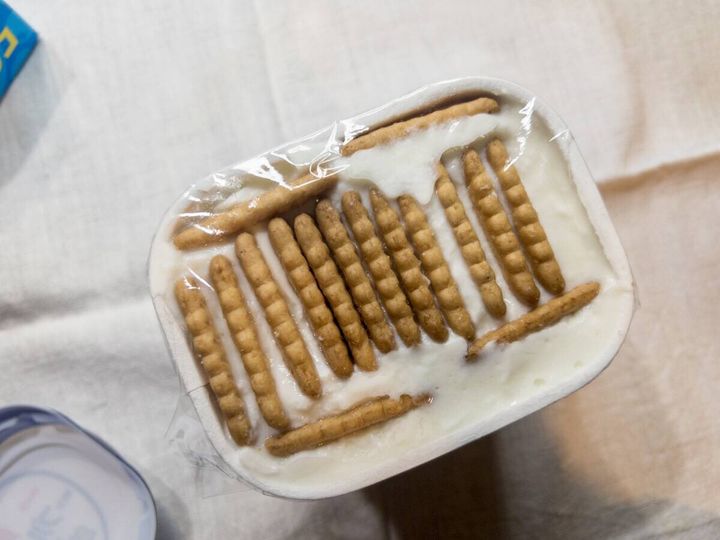 表面にラップをかけて、フタをして、冷蔵庫で一晩寝かせる