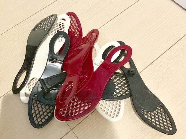 靴を上下に重ねて収納するグッズ