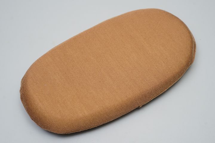 表側からみると、なんの変哲もない小判型のクッションにしかみえません。