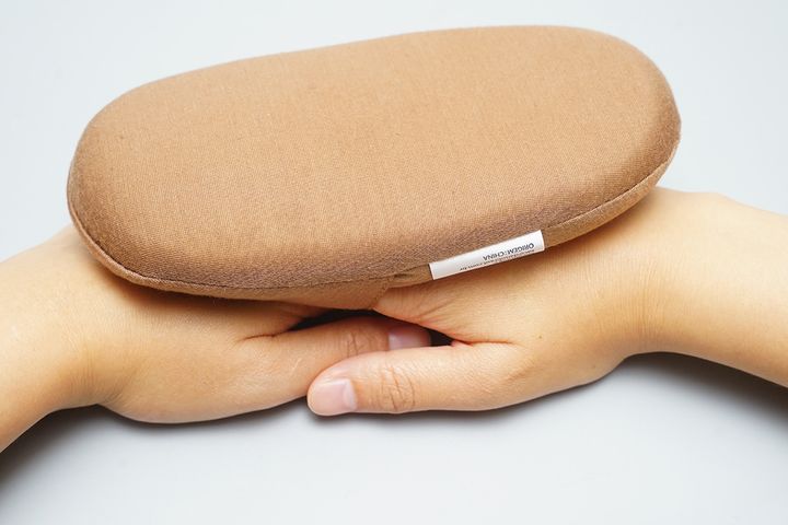 手に装着した「ちょっと寝枕」におでこなどを乗せて仮眠するわけです。