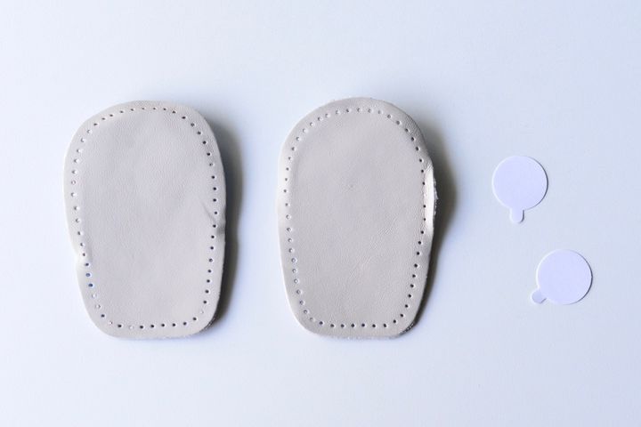 靴擦れ防止は100均でできる！テープやパッドでかかとや小指を守ろう