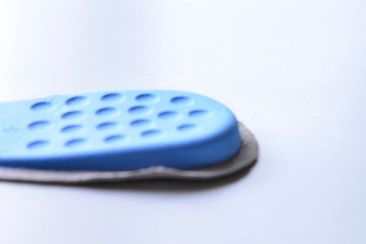 靴擦れ防止は100均でできる！テープやパッドでかかとや小指を守ろう