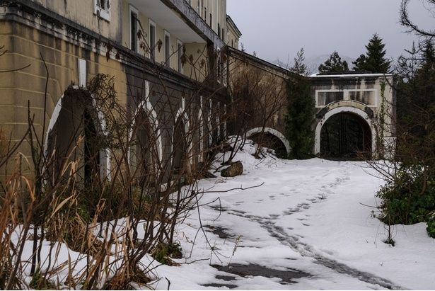 ヒグマと遭遇した小山内と若林が逃げ込む廃墟の入り口 撮影/toshibo