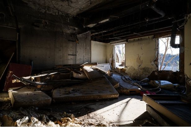 剥がれ落ちた壁紙や家具が放置されている 撮影/toshibo