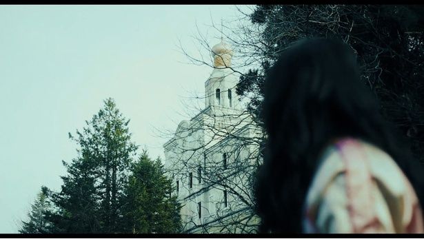 宮殿のような外観が印象的なロシア村(『ヒグマ!!』) [c]2025映画「ヒグマ！！」製作委員会