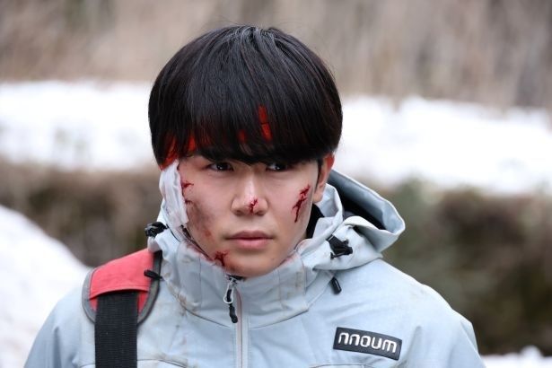 闇バイトに手を出したことでヒグマに追い詰めれることになる小山内 [c]2025映画「ヒグマ！！」製作委員会