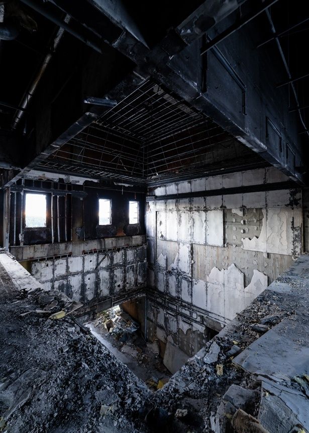 1階から3階までを貫く巨大な吹き抜けは経年劣化により一部が崩落 撮影/toshibo