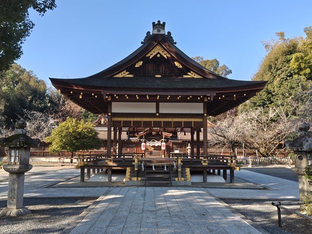 拝殿から本殿を眺める