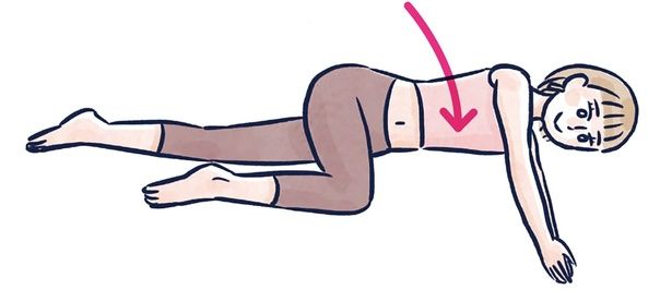 両手を合わせて胸の前に伸ばす （C）くもや あきこ、ちぴ／KADOKAWA