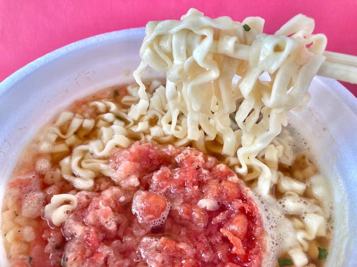 あっさりスープが印象的！【ファミマ限定】紅ショウガ天ぷらが入ったデカ盛りうどん