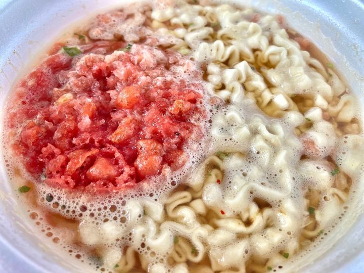 あっさりスープが印象的！【ファミマ限定】紅ショウガ天ぷらが入ったデカ盛りうどん