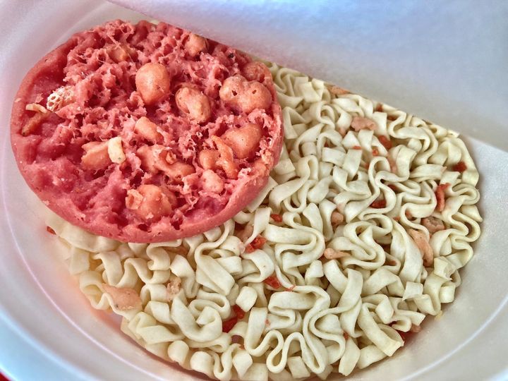 あっさりスープが印象的！【ファミマ限定】紅ショウガ天ぷらが入ったデカ盛りうどん