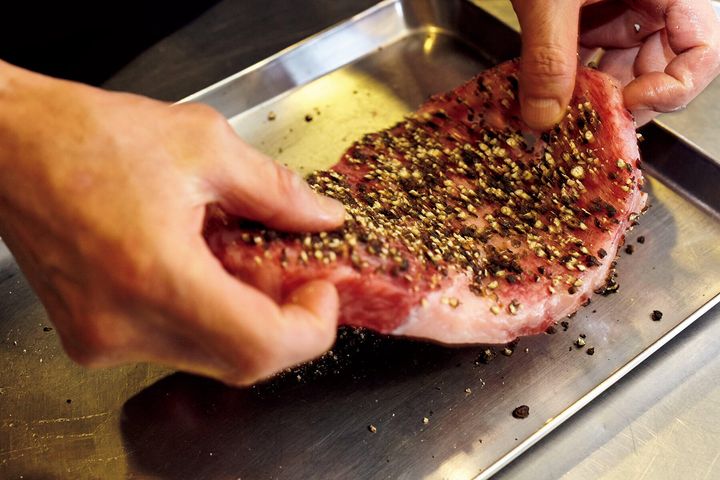 肉に胡椒を纏わせる