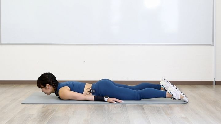 スノーエンジェルホールドのやり方 うつ伏せの姿勢で寝転がる